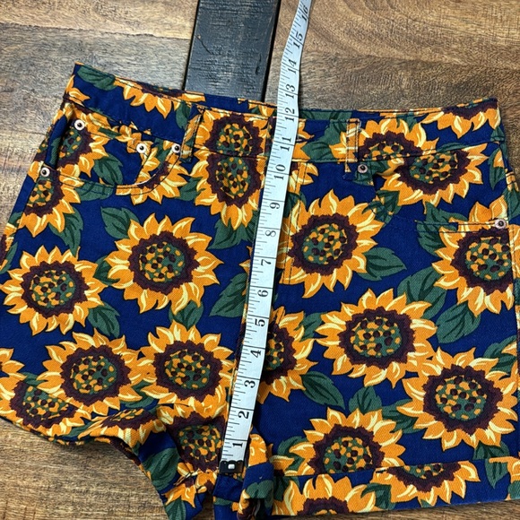 Retro 90s sunflower all over print high waisted cuffed denim shorts - Picture 8 of 10